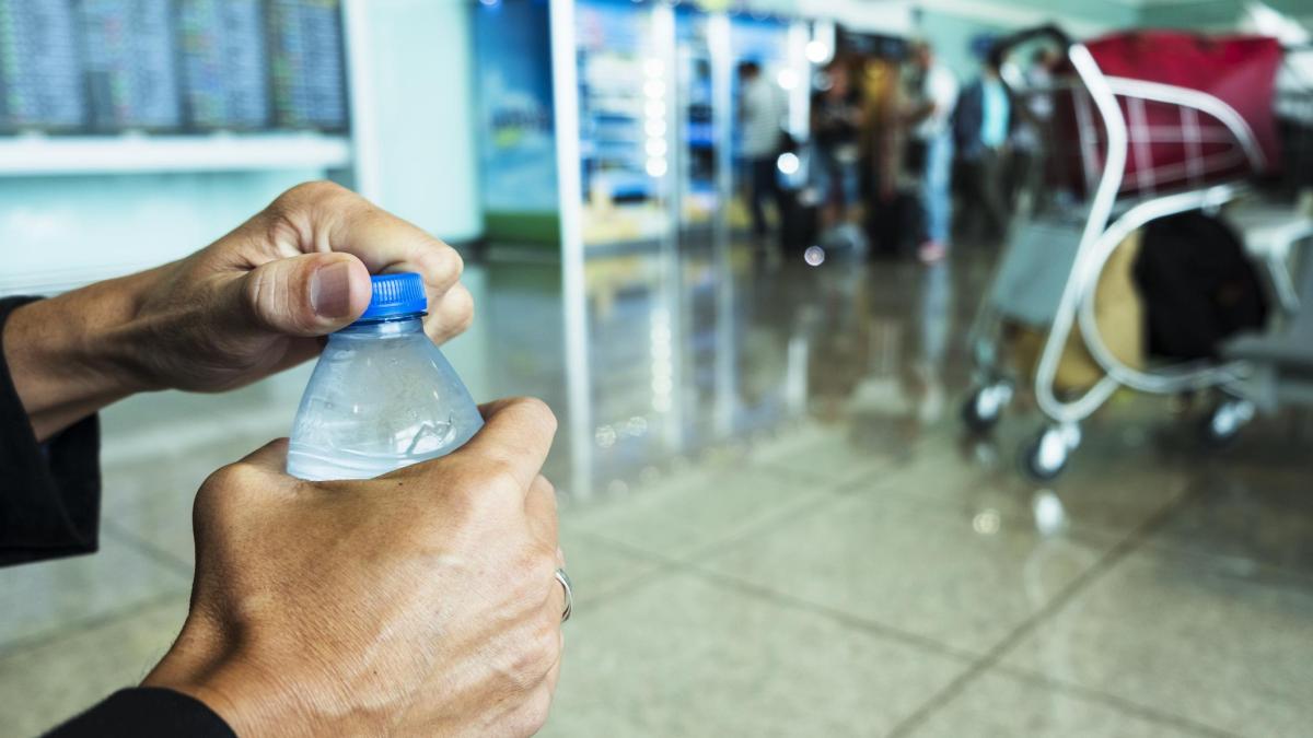 Qué líquidos podés llevar en el equipaje de mano (y cuáles te pueden hacer tirar todo en seguridad)