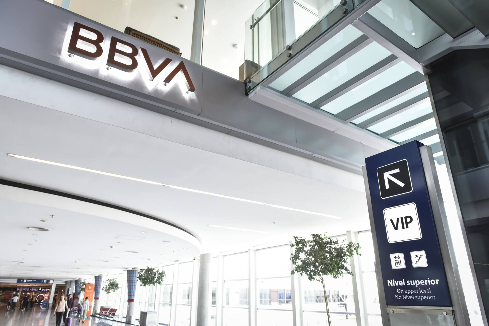 Sala VIP del BBVA en Ezeiza con confortables asientos y decoración moderna, ideal para esperar vuelos.