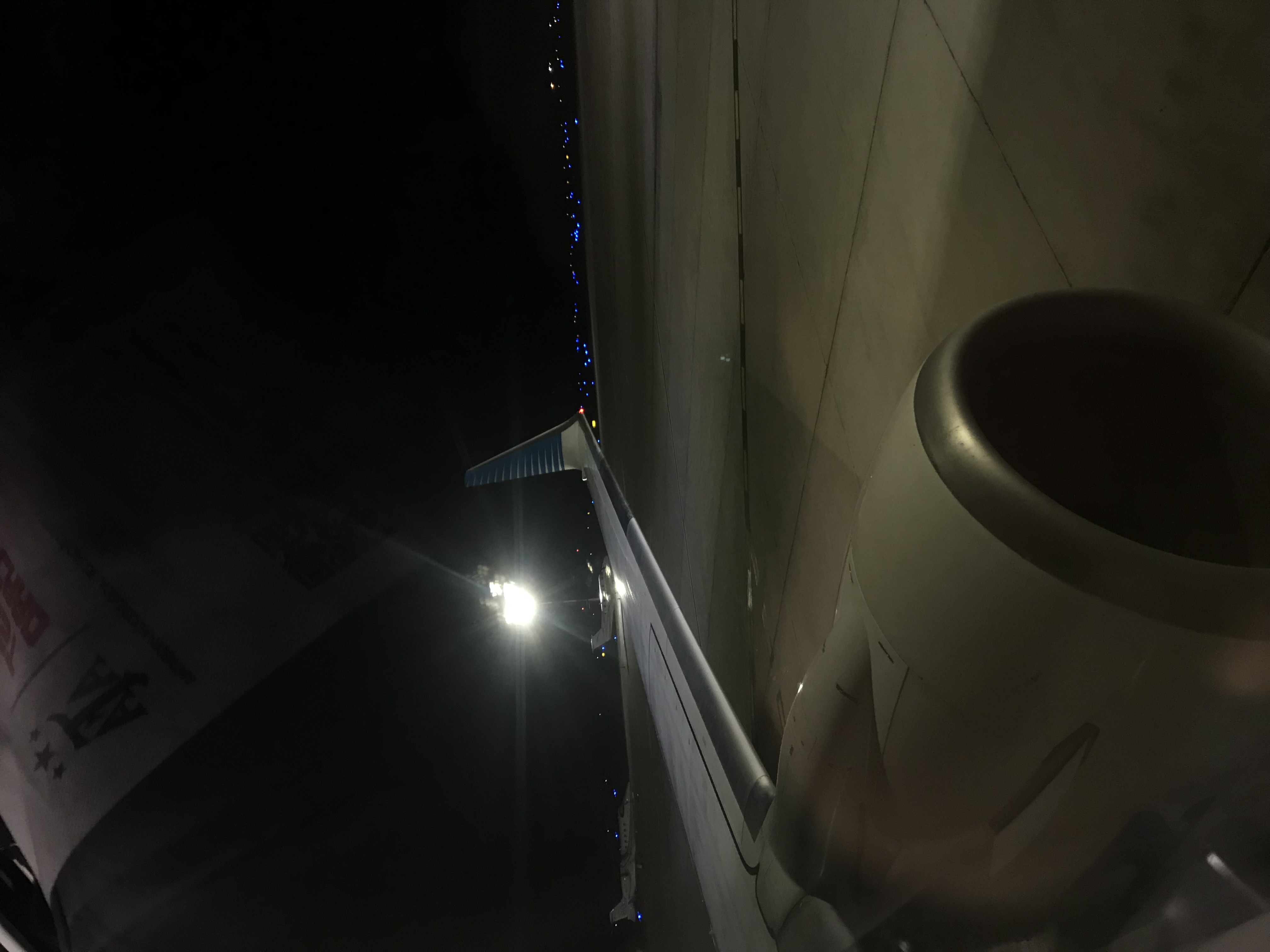 Persona revisando documentación de viaje en una oficina de Aerolíneas Argentinas con equipaje de mano