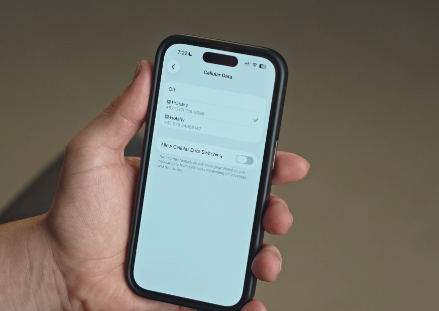 Persona usando un dispositivo móvil con mapas en un aeropuerto argentino, buscando conexión a internet en el exterior