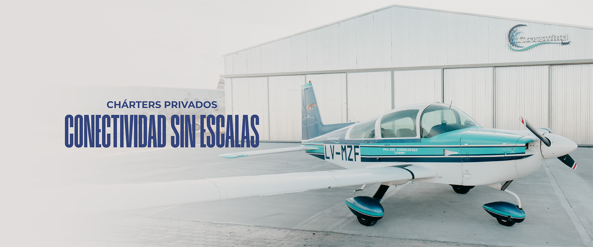 Imagen de un avión en vuelo sobre un paisaje de Chubut, símbolo del turismo aéreo en Argentina