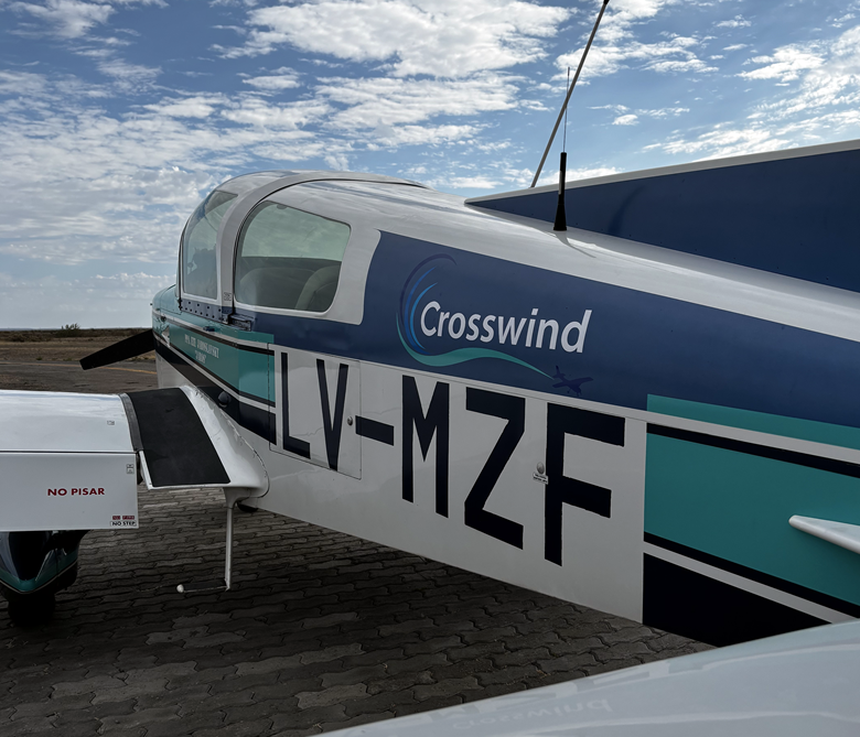 Logo de CrossWind, nueva aerolínea argentina con enfoque en turismo aéreo y conectividad en Chubut