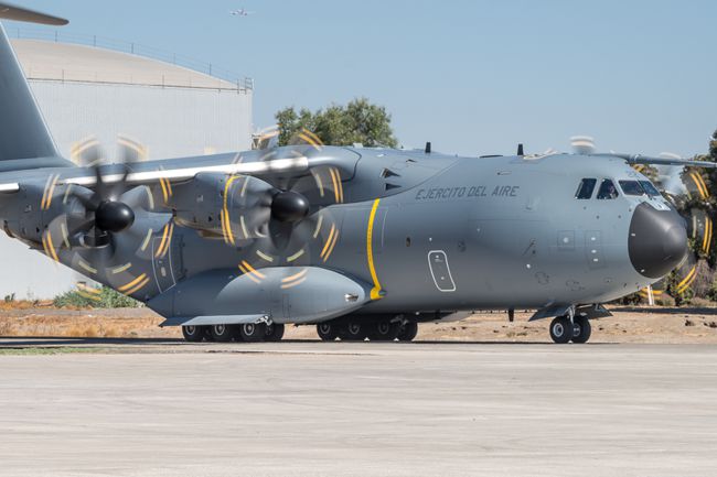 Aeronave Airbus A400M despegando en el evento FIDAE 2026, con cielo despejado y público en el fondo