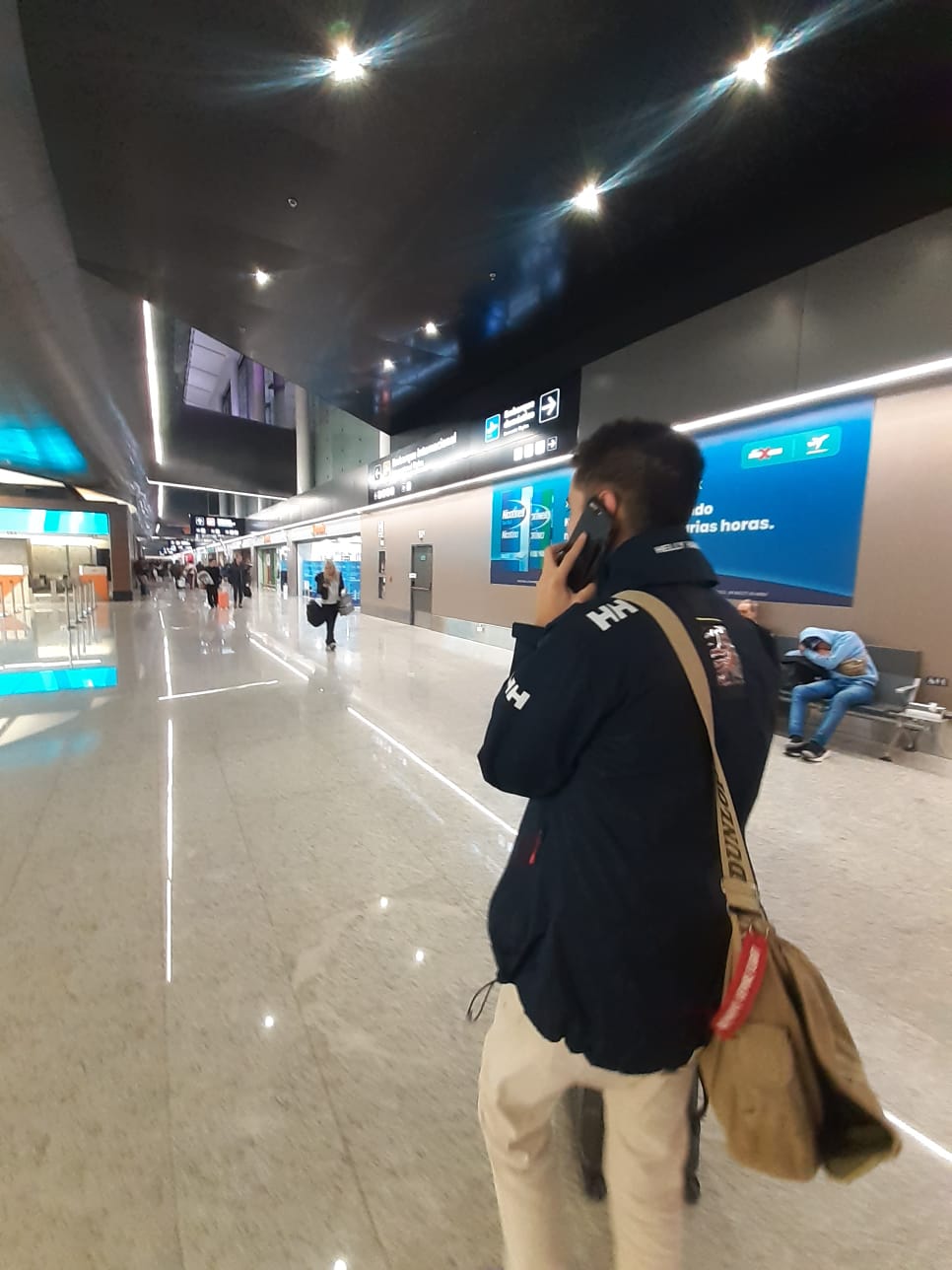 Móvil mostrando señal de Internet en un entorno de viaje aéreo, ideal para conectar sin roaming