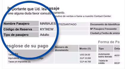 Código de reserva impreso en una tarjeta de embarque de vuelo de Aerolíneas Argentinas