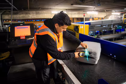 El gobierno argentino inicia el proceso de privatización de Intercargo, impactando la operación aeroportuaria.