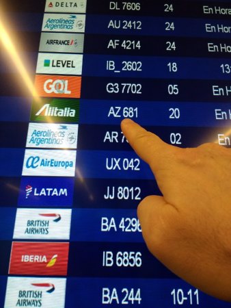 Número de vuelo en pantalla digital con información de reserva y aerolínea en un ambiente de aeropuerto