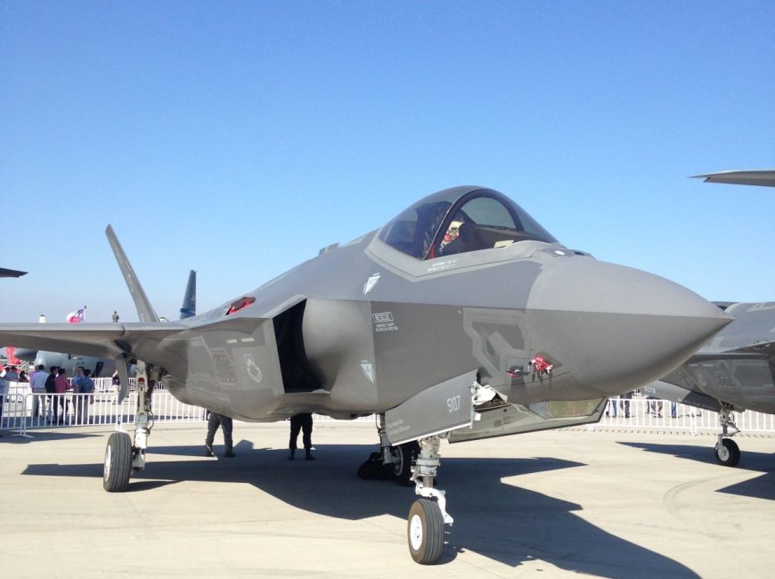 F-35 Lightning II en exposición en FIDAE 2026, con fondo de cielo despejado y público admirando el avión