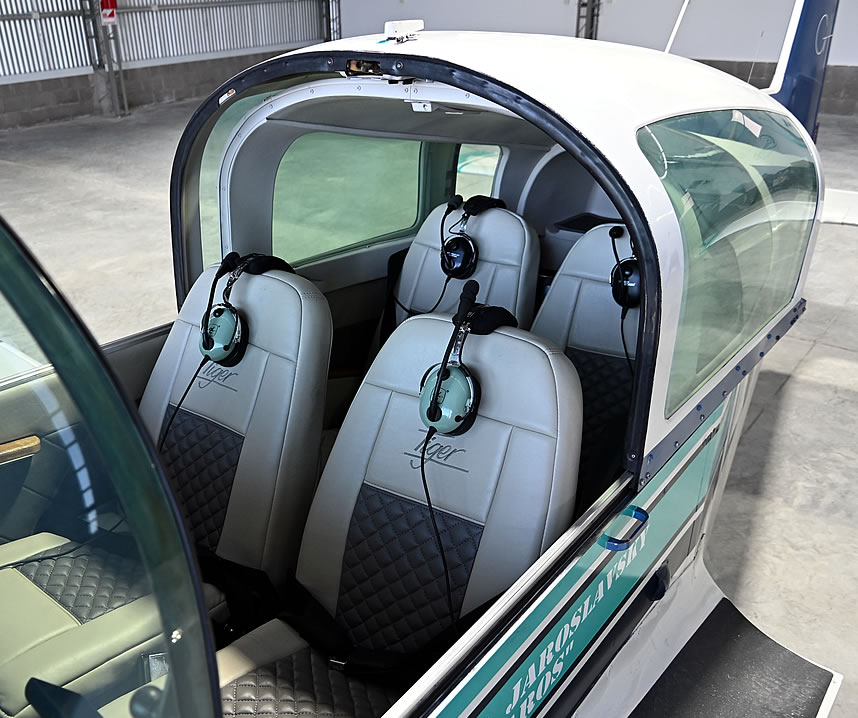 Interior de aeronave de CrossWind, mostrando asientos y diseño moderno en un ambiente de turismo aéreo argentino